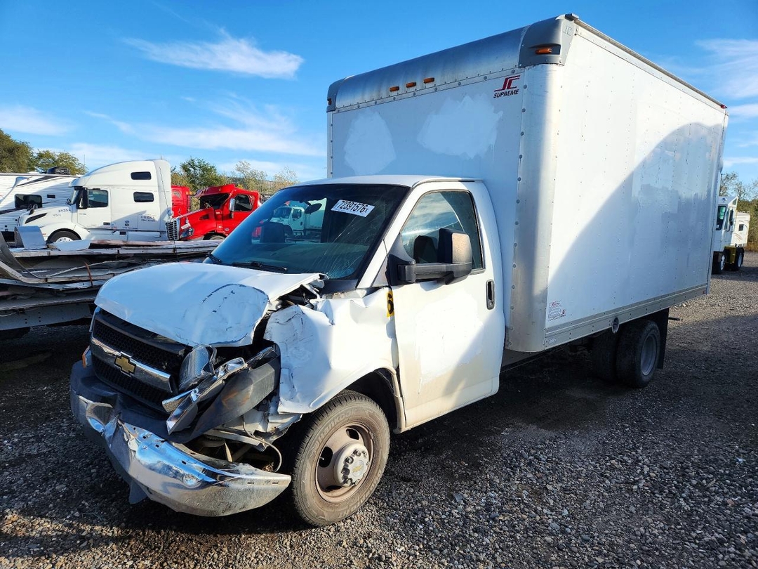 Vue de 2015 CHEVROLET EXPRESS BOX TRUCK, angle 1