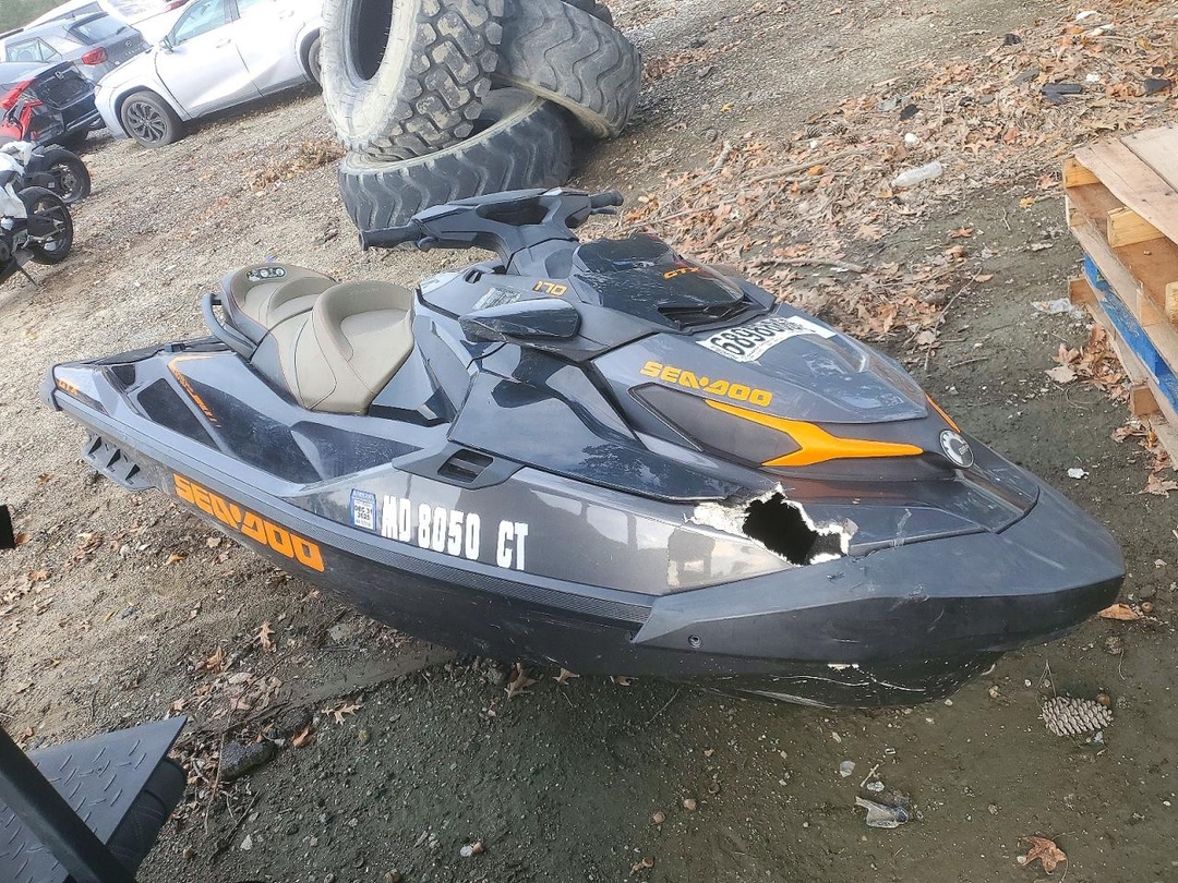 Vista de 2022 SEA DOO GTX 170 JET SKI, ángulo 1