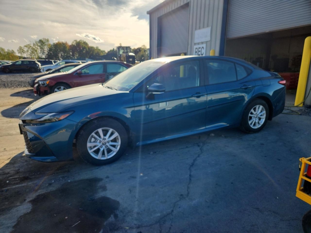 Vue de 2026 TOYOTA CAMRY LE, angle 1