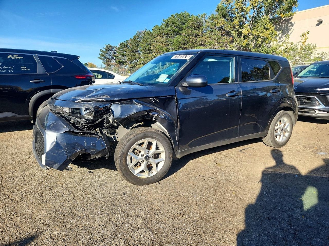 Vue de 2024 KIA SOUL LX, angle 1