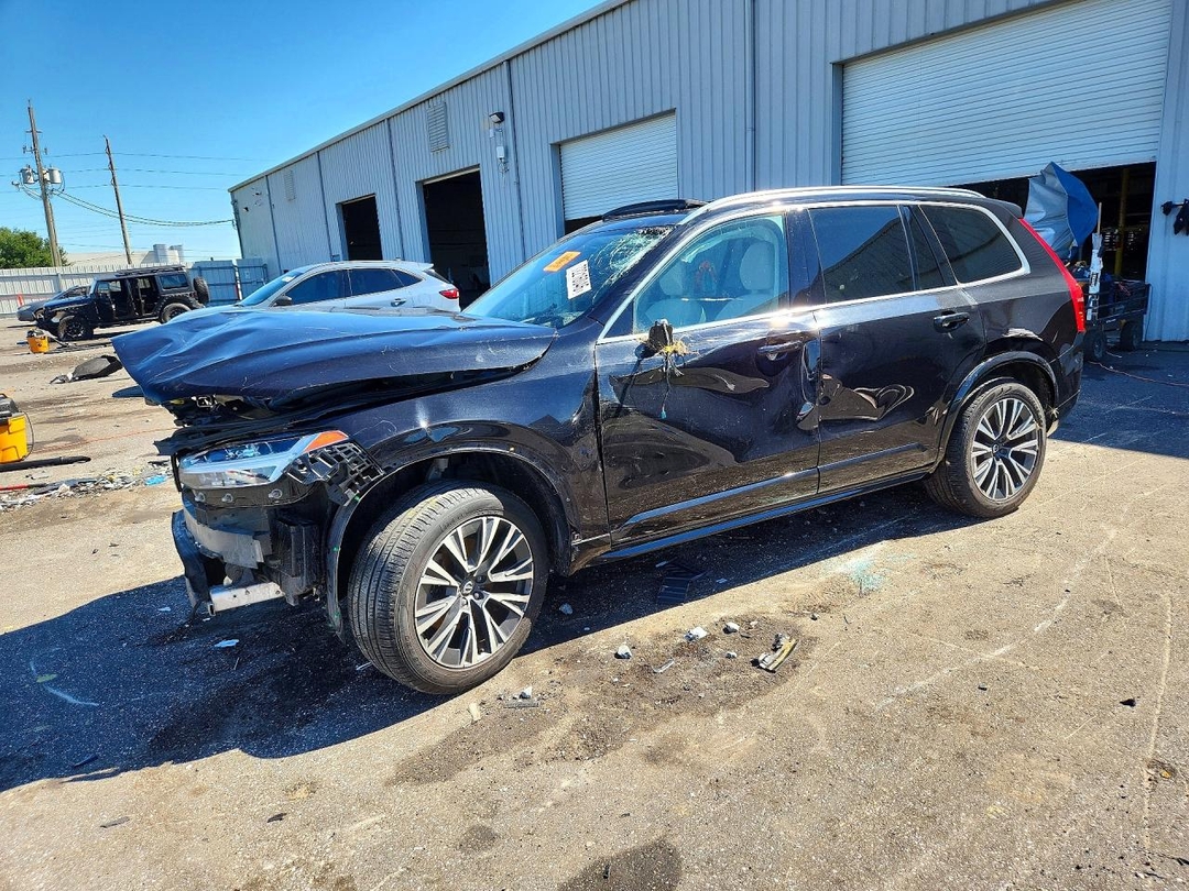Vue de 2021 VOLVO XC90 T6 MOMENTUM, angle 1