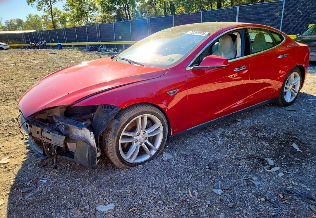 Vue de 2015 TESLA MODEL S 85D, angle 1