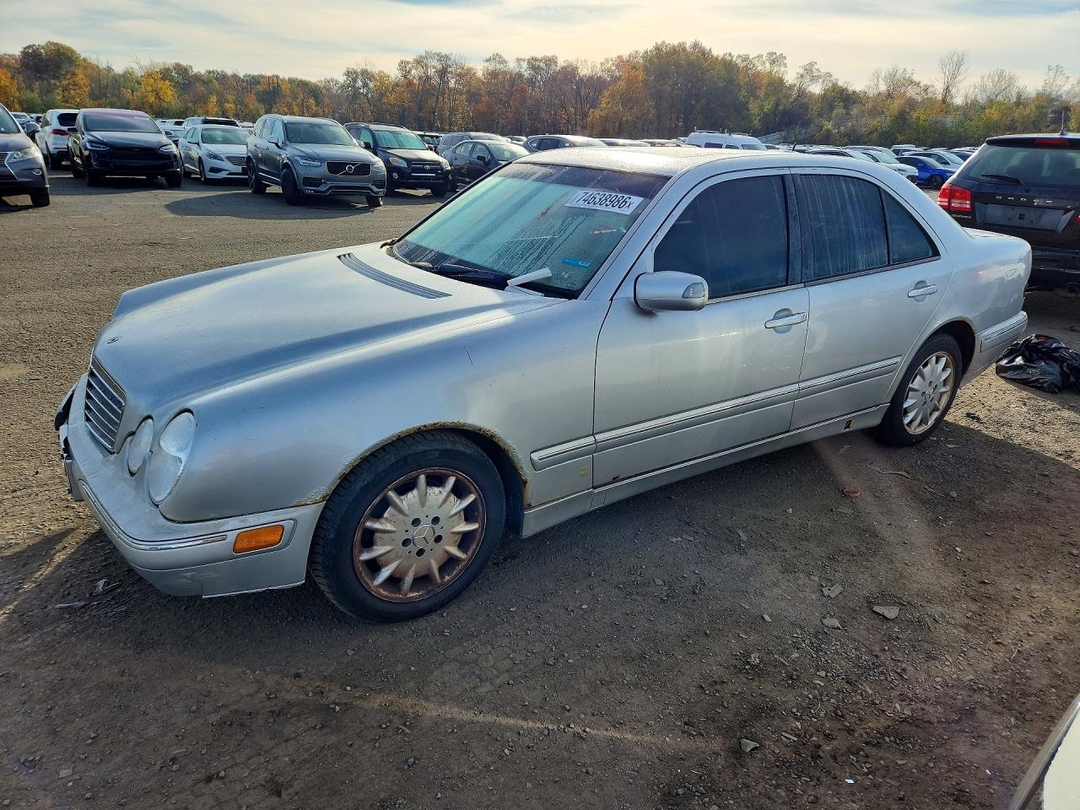 Vista de 2001 MERCEDES-BENZ E 320, ángulo 1