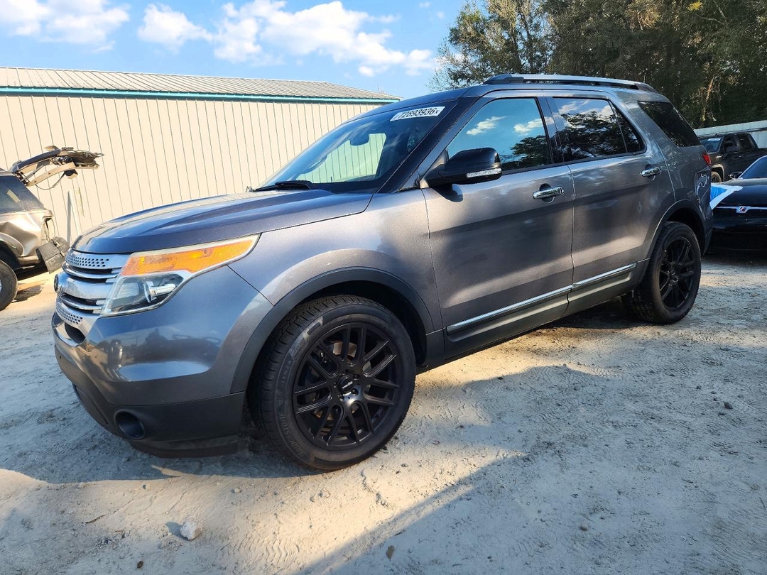 Vue de 2014 FORD EXPLORER XLT, angle 1