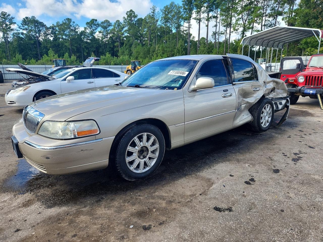 Vue de 2010 LINCOLN TOWN CAR SIGNATURE LIMITED, angle 1