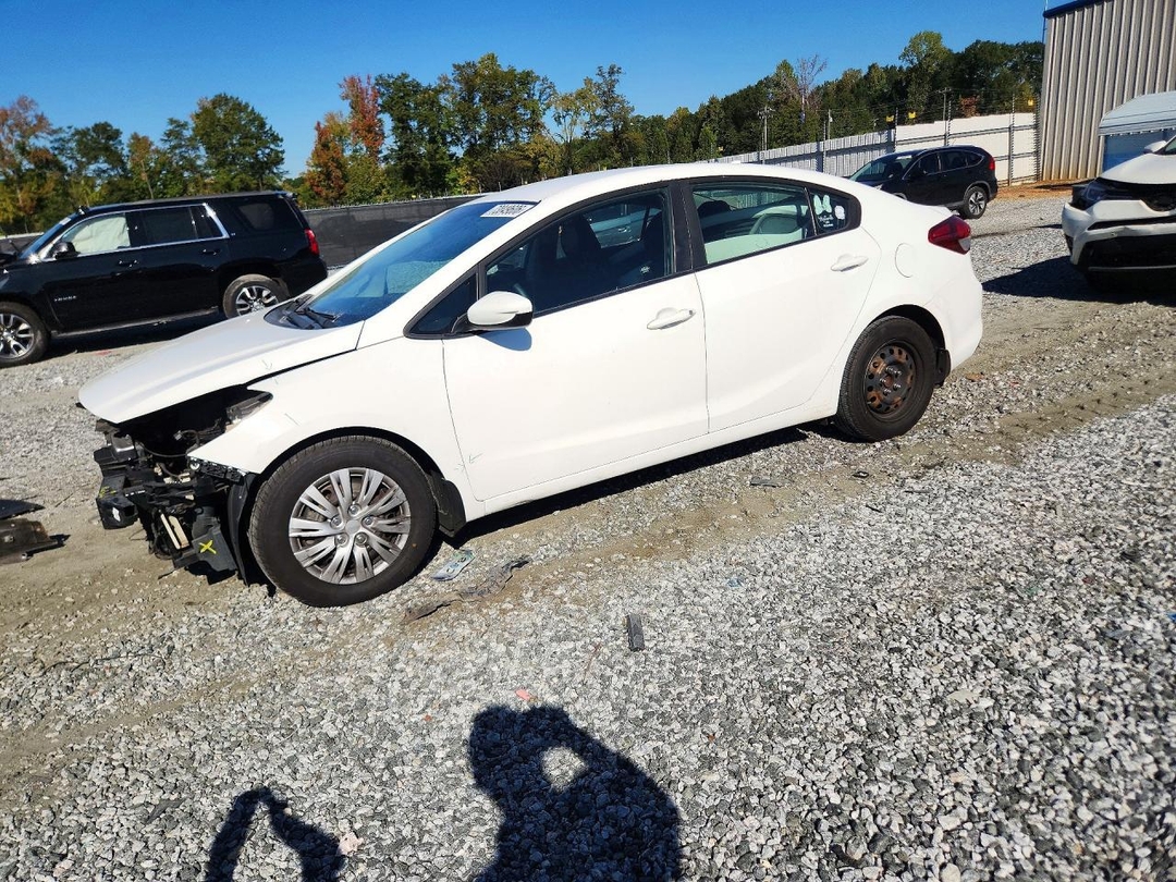 Vue de 2017 KIA FORTE LX, angle 1
