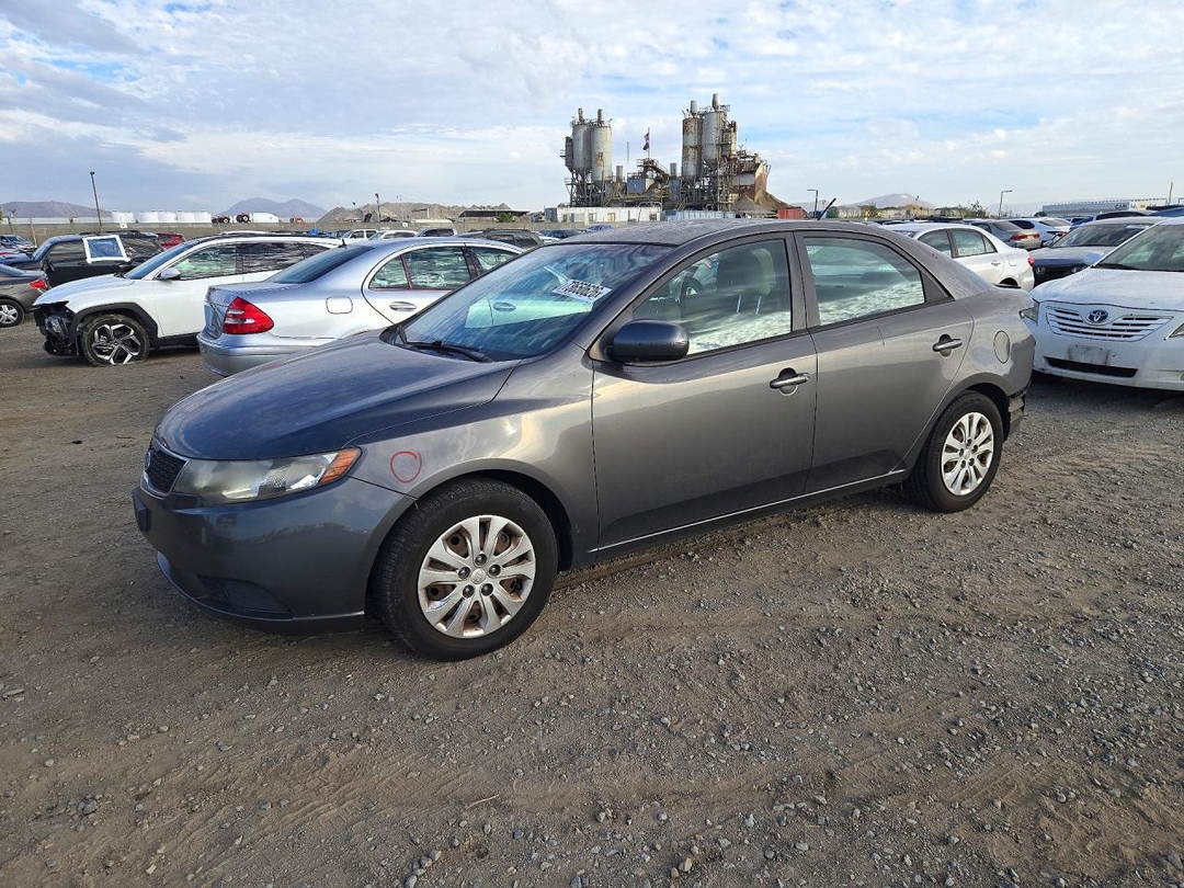 Vue de 2013 KIA FORTE EX, angle 1