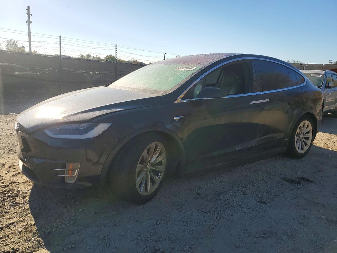Vue de 2017 TESLA MODEL X, angle 1