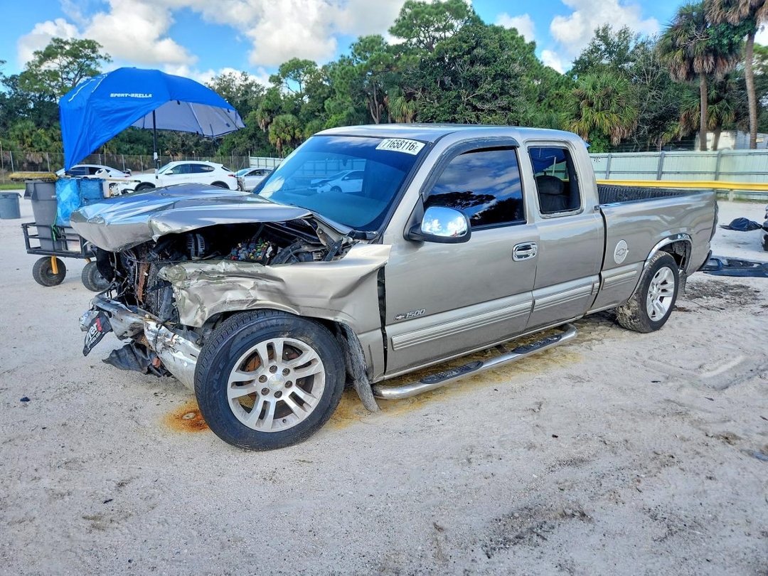 Vue de 2002 CHEVROLET SILVERADO C1500, angle 1