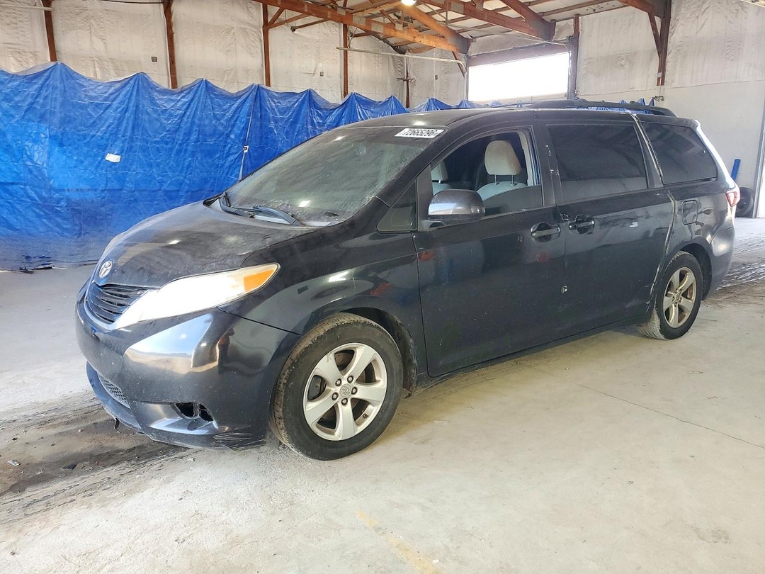 Vedere 2015 TOYOTA SIENNA LE, unghi 1