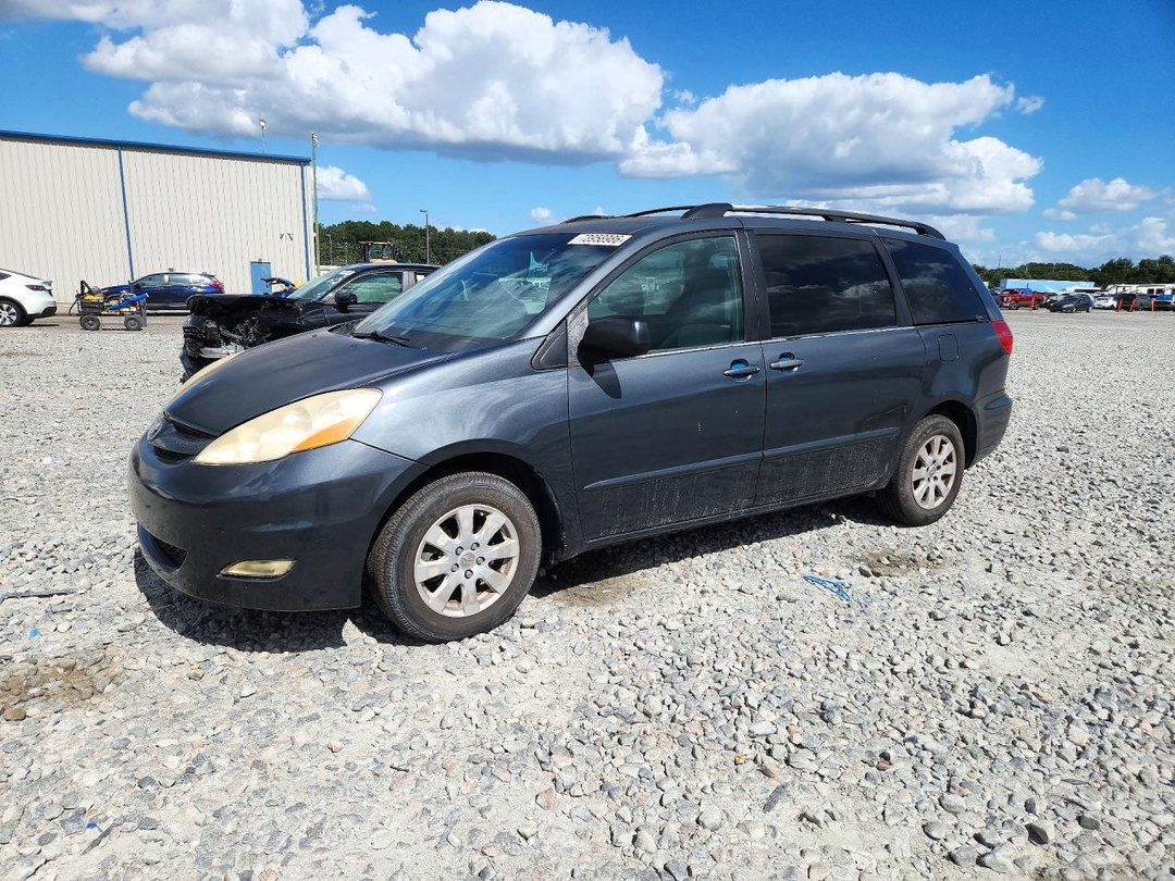 Vue de 2009 TOYOTA SIENNA LE 8-PASSENGER, angle 1