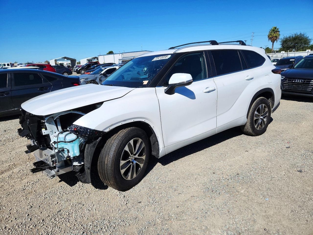 Вид 2025 TOYOTA HIGHLANDER XLE, угол 1
