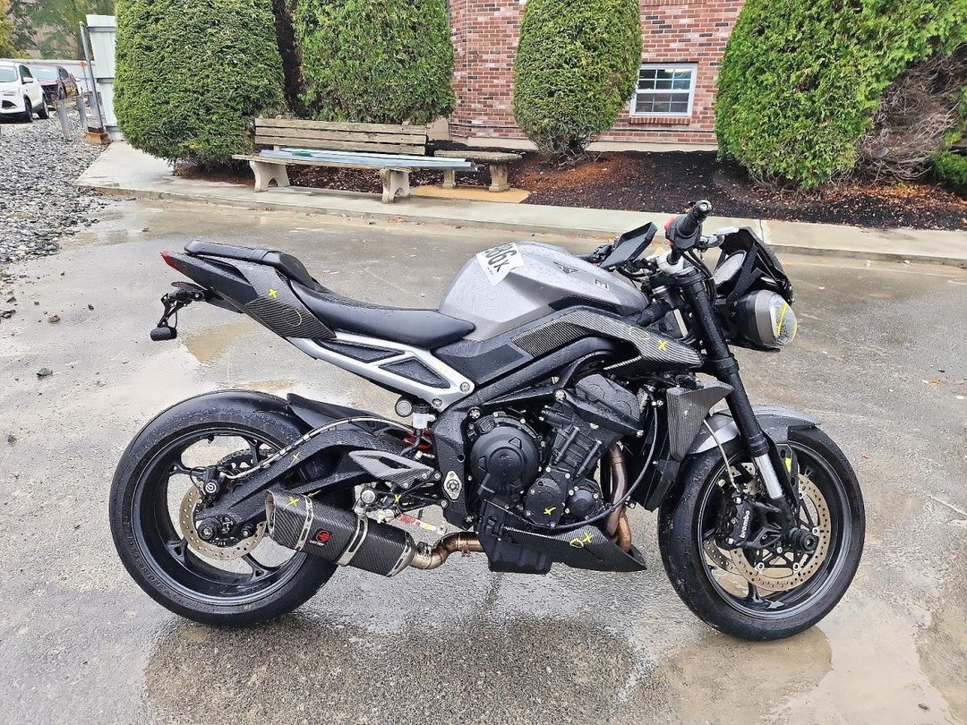 Vue de 2024 TRIUMPH MOTORCYCLE STREET TRIPLE 765 R, angle 1