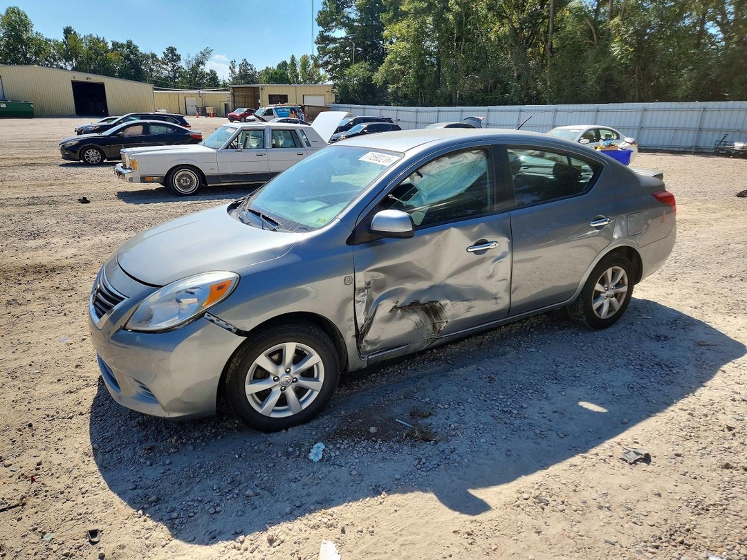 Вид 2013 NISSAN VERSA 1.6 S, угол 1