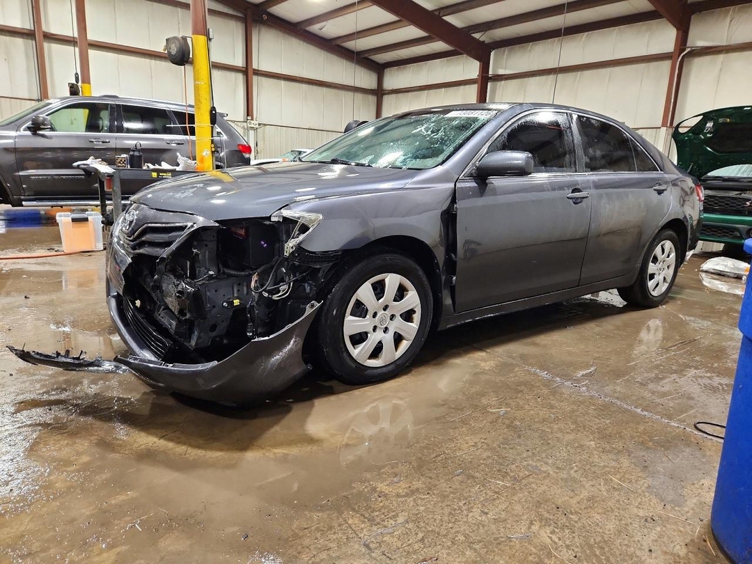 Vue de 2011 TOYOTA CAMRY LE, angle 1