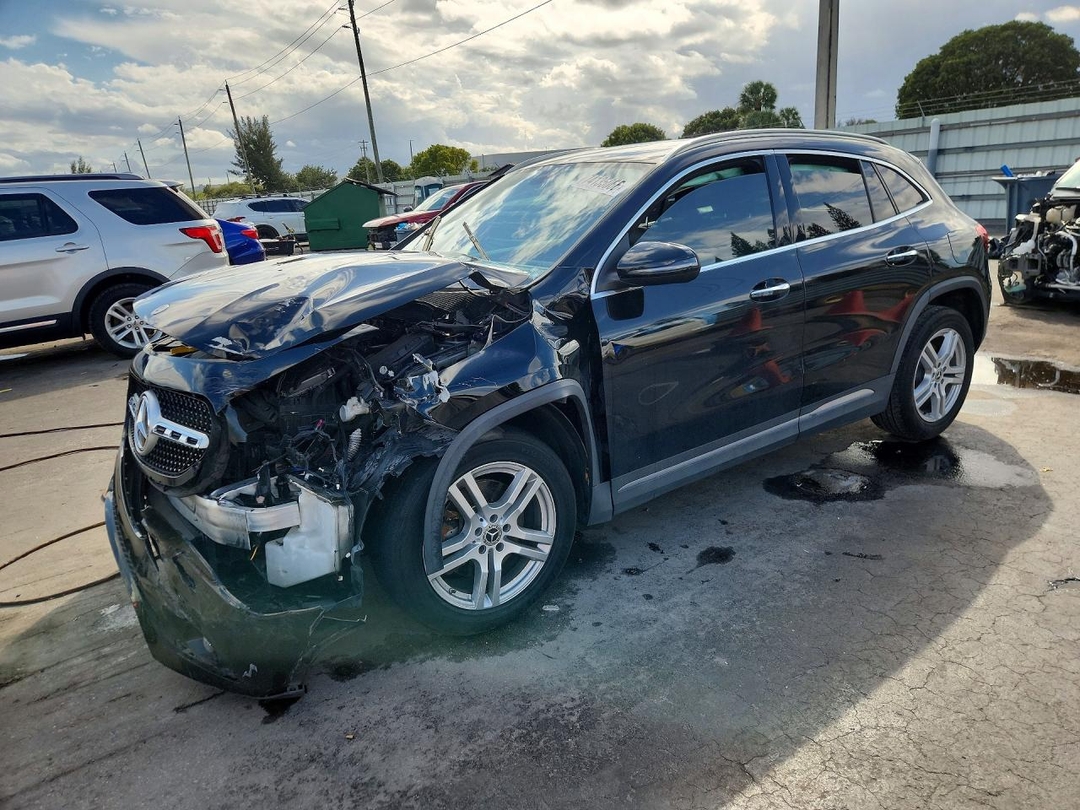 منظر 2022 MERCEDES-BENZ GLA 250 4MATIC، زاوية 1
