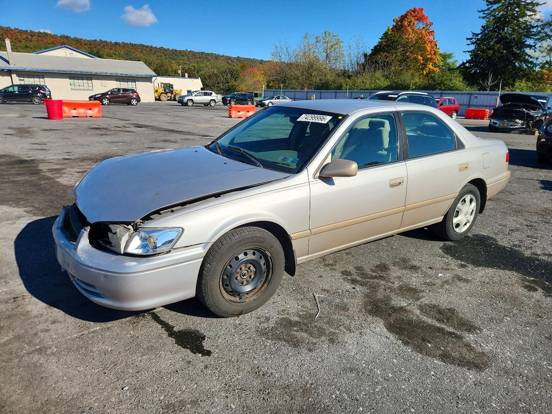 Vista de 2001 TOYOTA CAMRY CE, ángulo 1