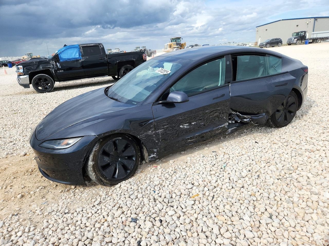 Вид 2024 TESLA MODEL 3, угол 1