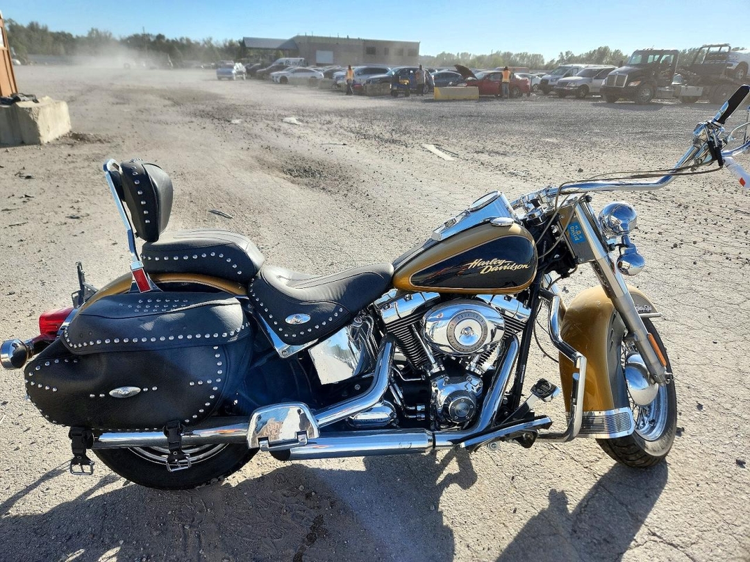 Vista de 2008 HARLEY-DAVIDSON FLSTC, ángulo 1