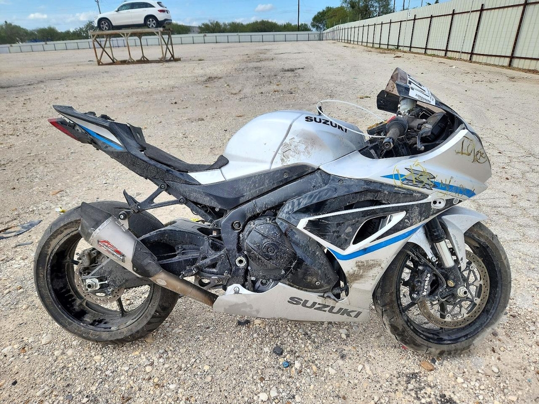 Vista de 2025 SUZUKI GSX-R1000, ángulo 1
