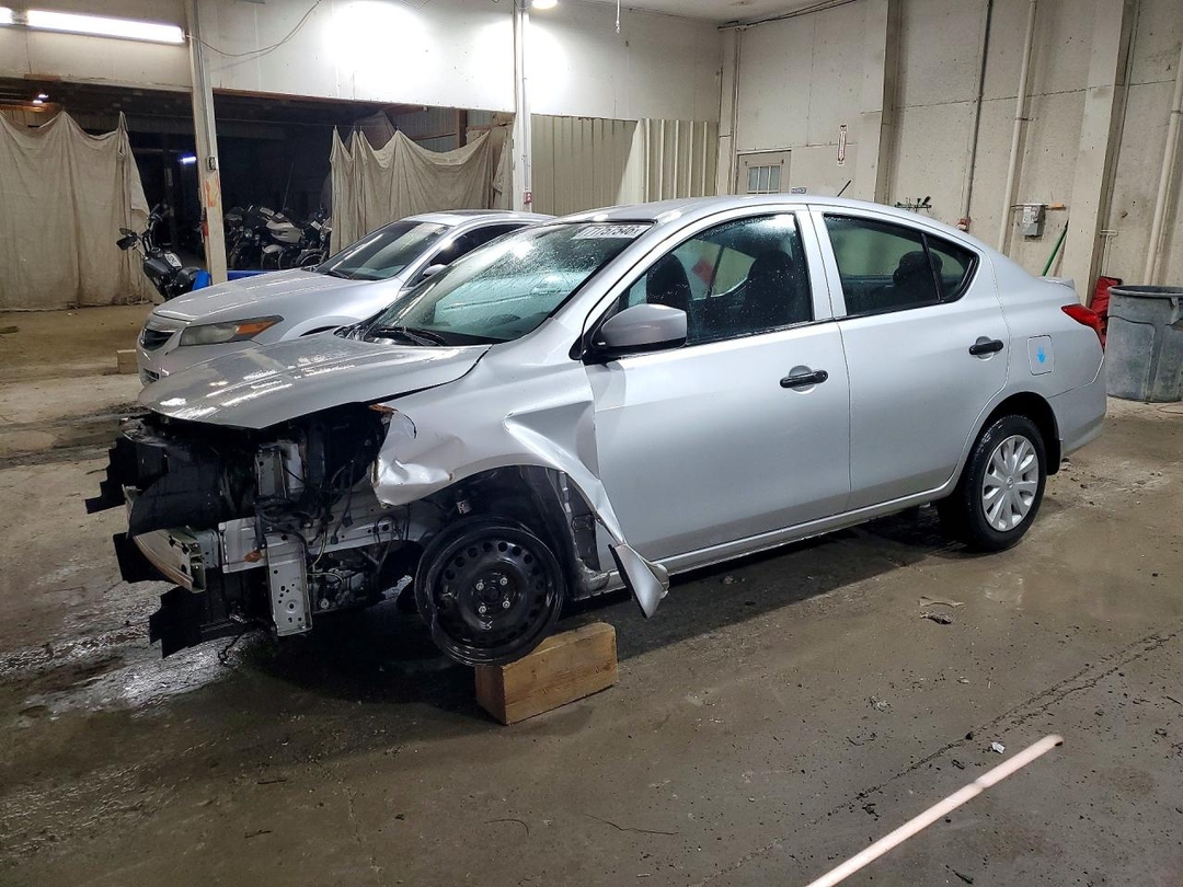 Вид 2016 NISSAN VERSA 1.6 S PLUS, угол 1