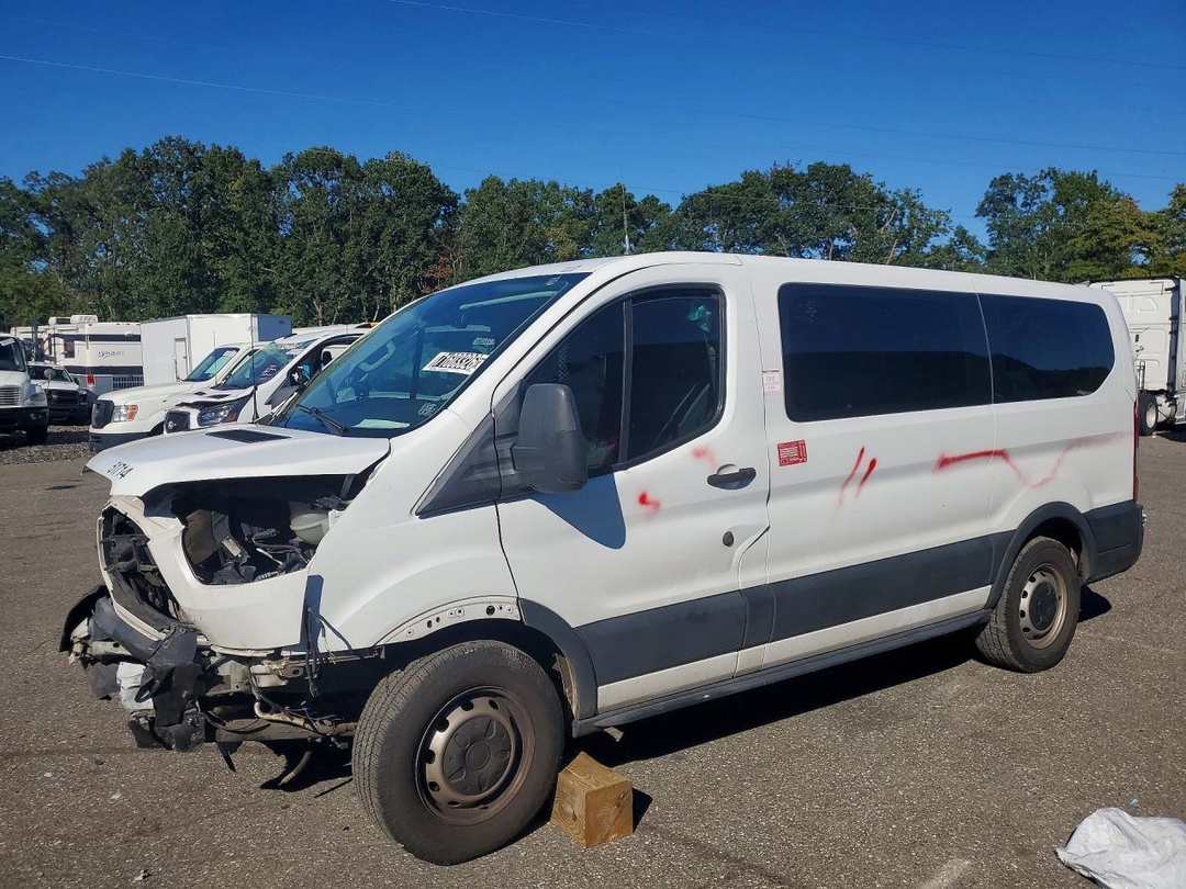 Vue de 2017 FORD TRANSIT T-150, angle 1