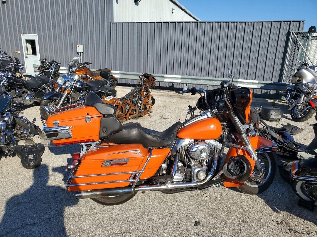 Vista de 2007 HARLEY-DAVIDSON FLHTCUI, ángulo 1