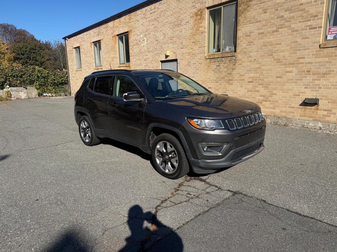 Vue de 2020 JEEP COMPASS LIMITED, angle 1