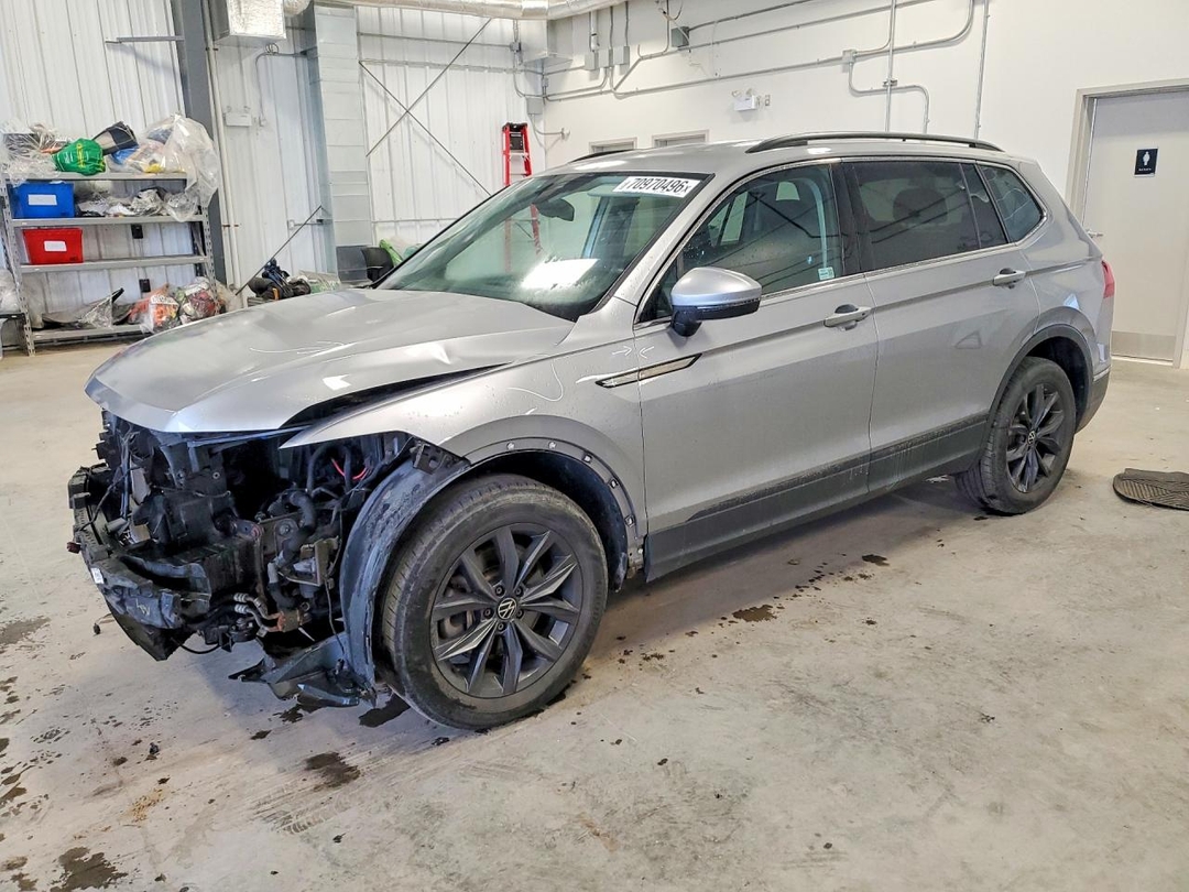 Вид 2022 VOLKSWAGEN TIGUAN 4-MOTION, угол 1