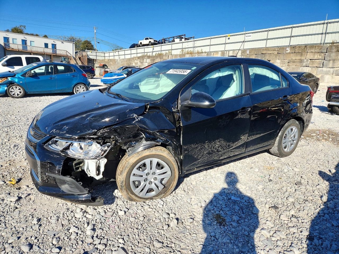 Вид 2017 CHEVROLET SONIC LS, угол 1
