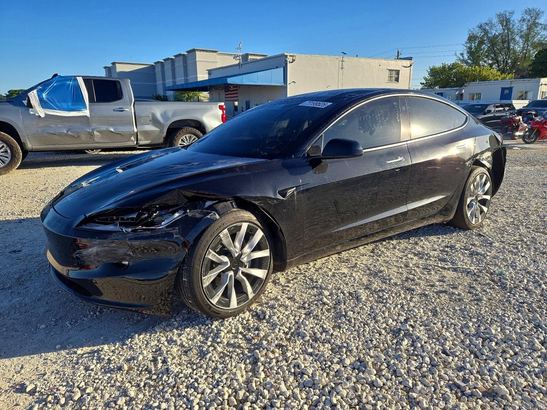Вид 2025 TESLA MODEL 3, угол 1