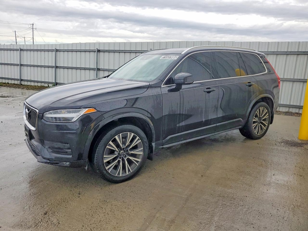 Vue de 2021 VOLVO XC90 T6 MOMENTUM, angle 1