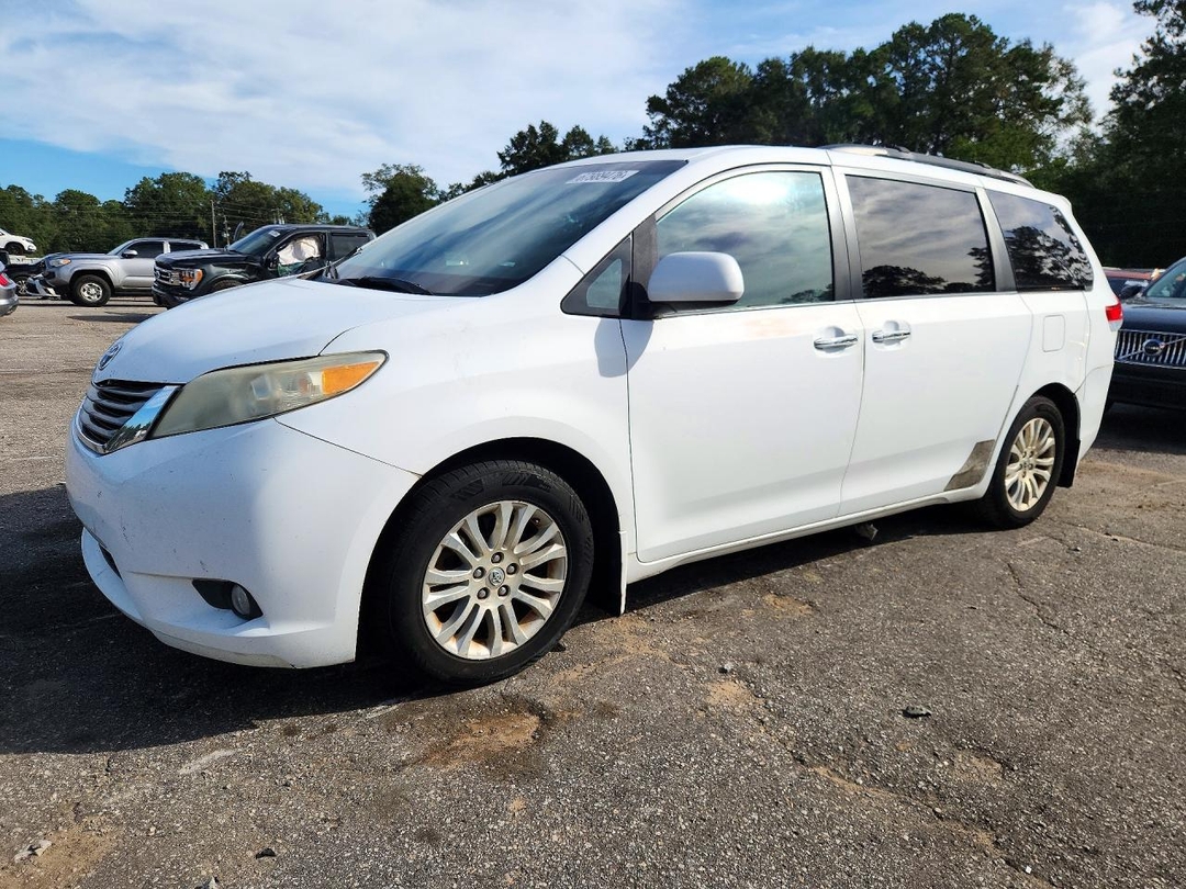 Vista de 2011 TOYOTA SIENNA XLE 8-PASSENGER, ángulo 1
