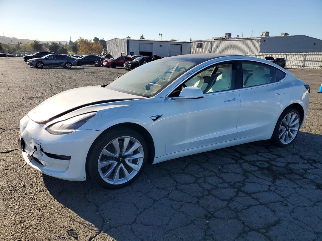 Vue de 2020 TESLA MODEL 3, angle 1