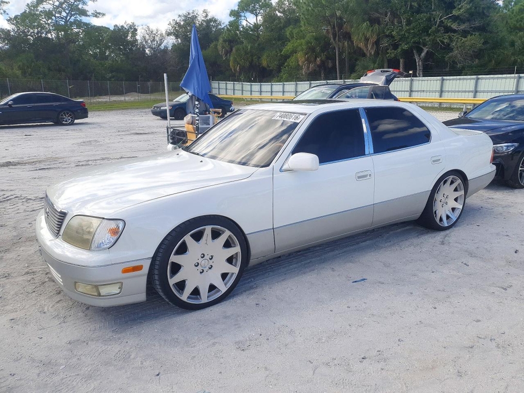 Vista de 1999 LEXUS LS 400, ángulo 1