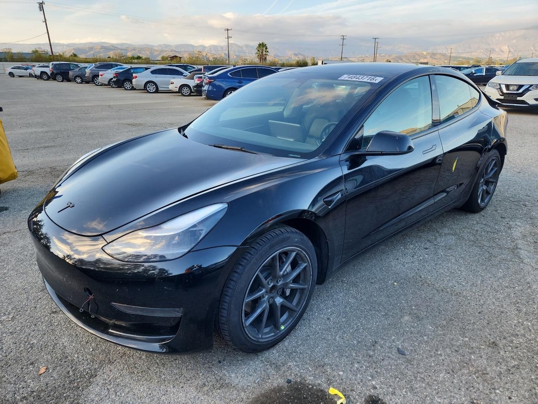 Vue de 2022 TESLA MODEL 3, angle 1