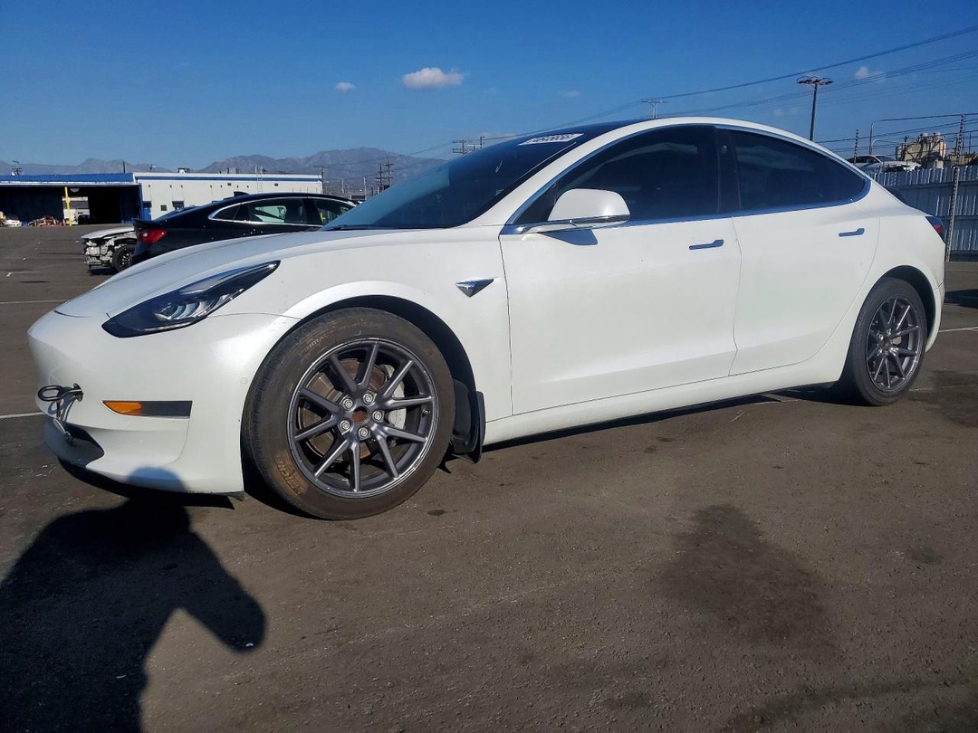 Vue de 2019 TESLA MODEL 3, angle 1