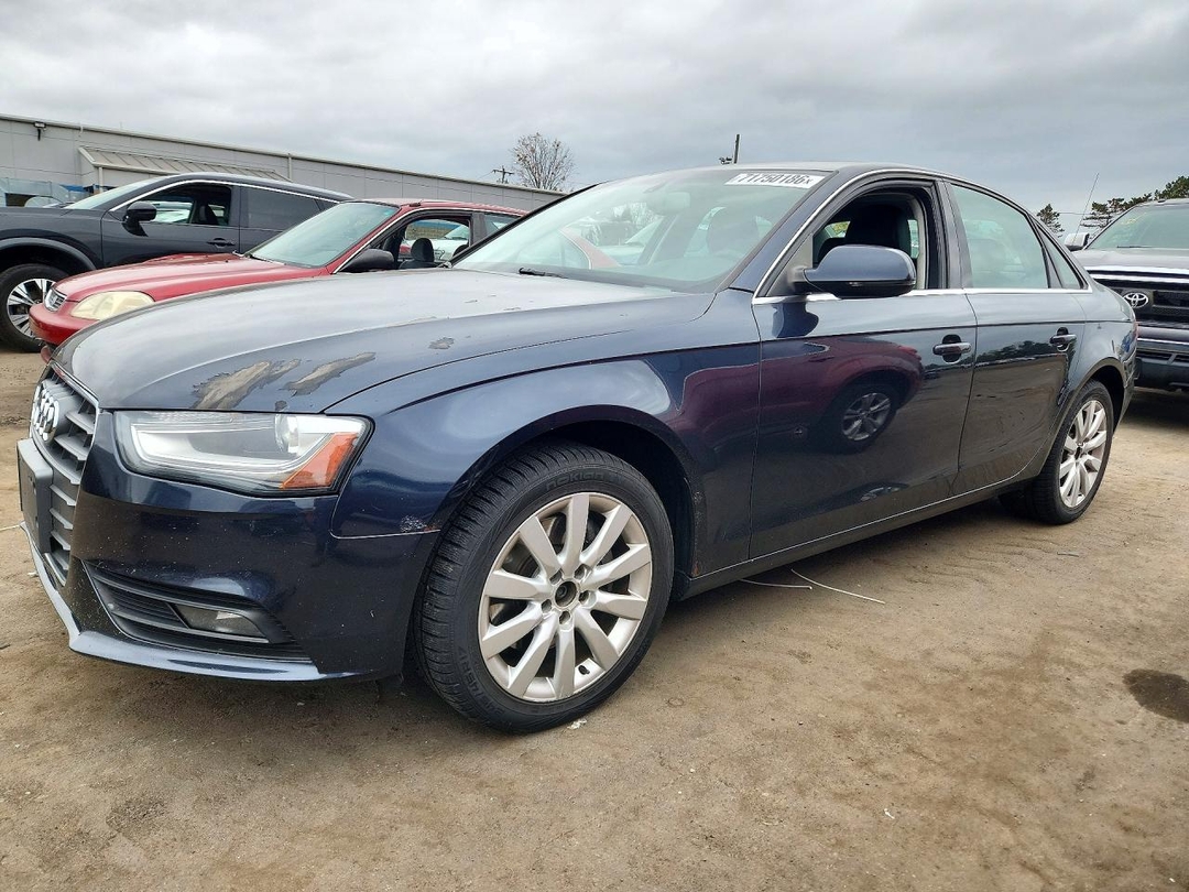 Vue de 2013 AUDI A4 PREMIUM, angle 1