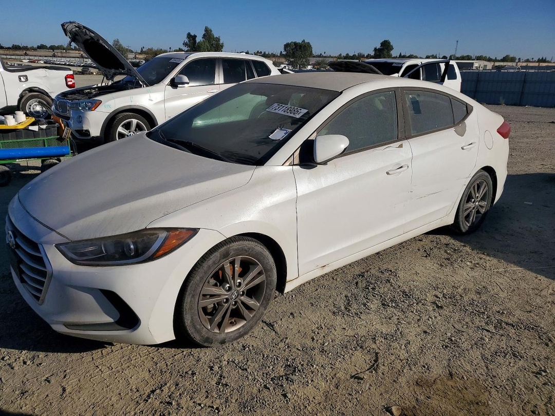 Вид 2017 HYUNDAI ELANTRA SE, угол 1