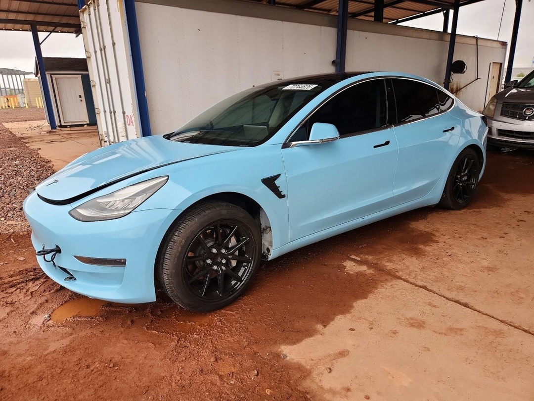 Vue de 2018 TESLA MODEL 3, angle 1