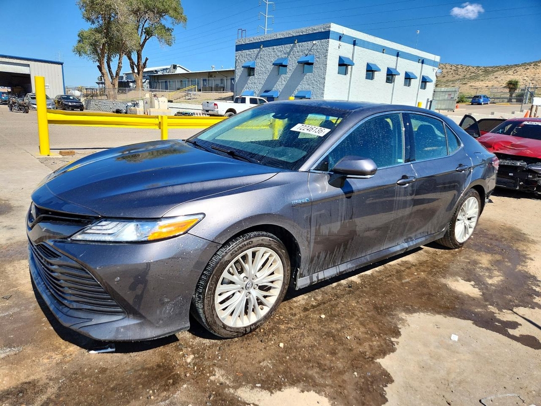Vue de 2018 TOYOTA CAMRY HYBRID XLE, angle 1