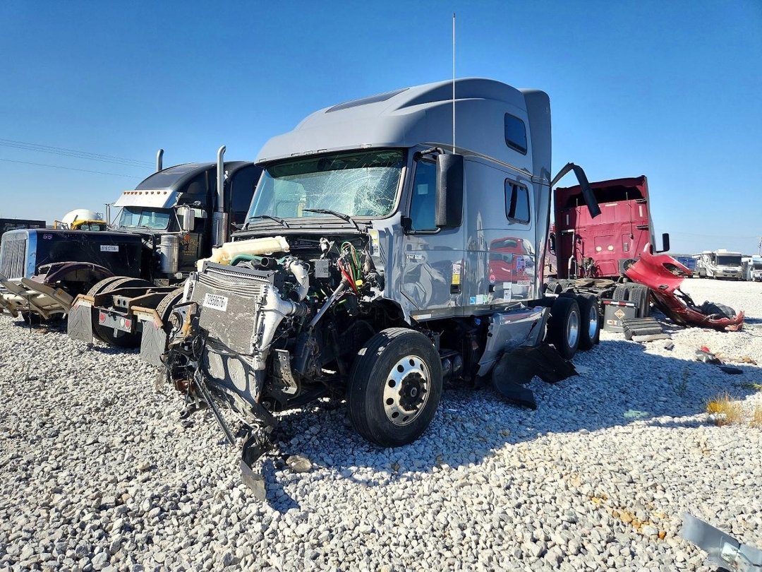 Вид 2025 VOLVO VNL SEMI TRUCK, угол 1