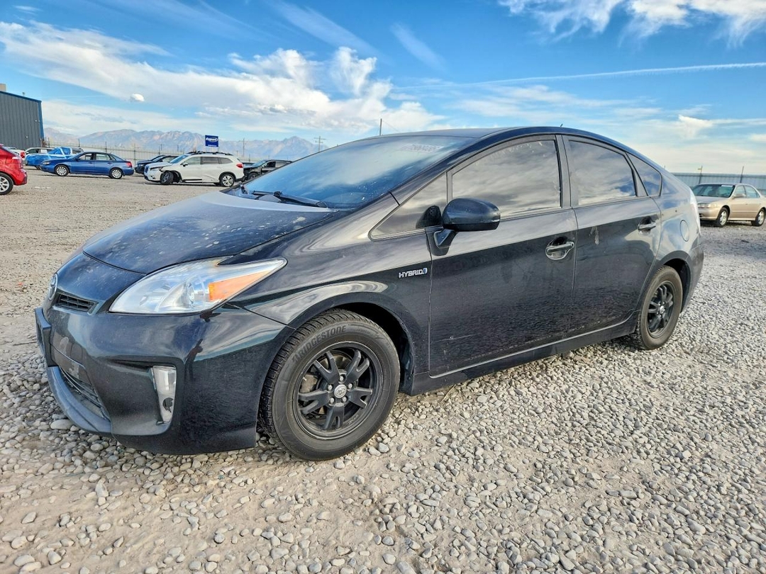 Vue de 2015 TOYOTA PRIUS TWO, angle 1