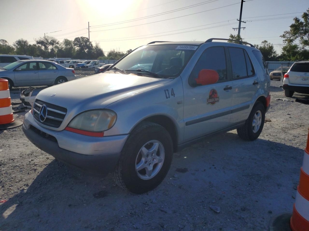 Vue de 2001 MERCEDES-BENZ ML 320, angle 1