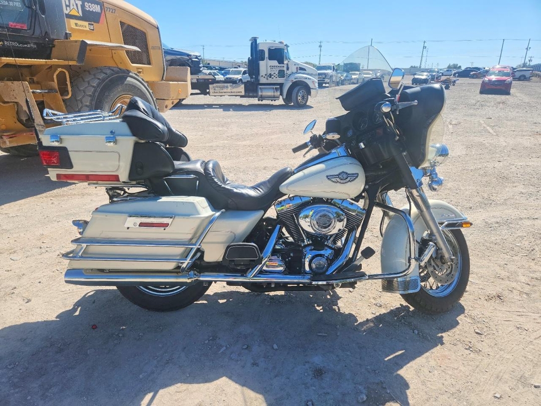 Vue de 2003 HARLEY-DAVIDSON FLHTCUI, angle 1