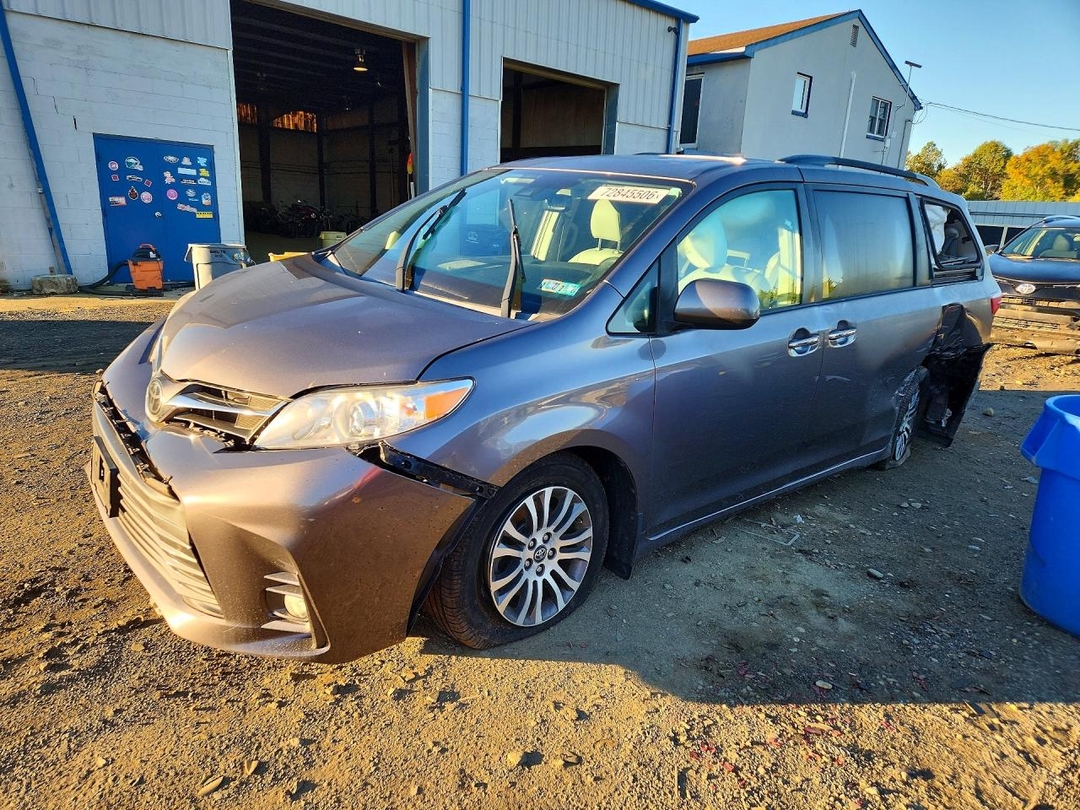Vista de 2019 TOYOTA SIENNA XLE 8-PASSENGER, ángulo 1