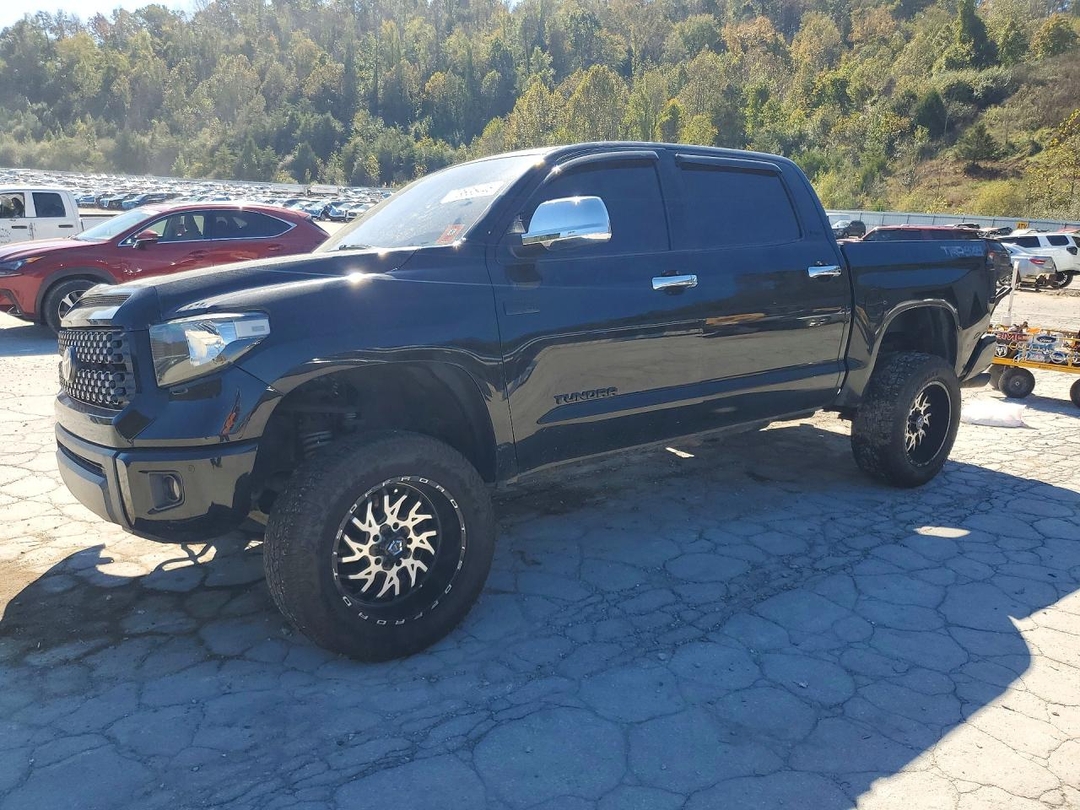 Vue de 2017 TOYOTA TUNDRA SR5, angle 1