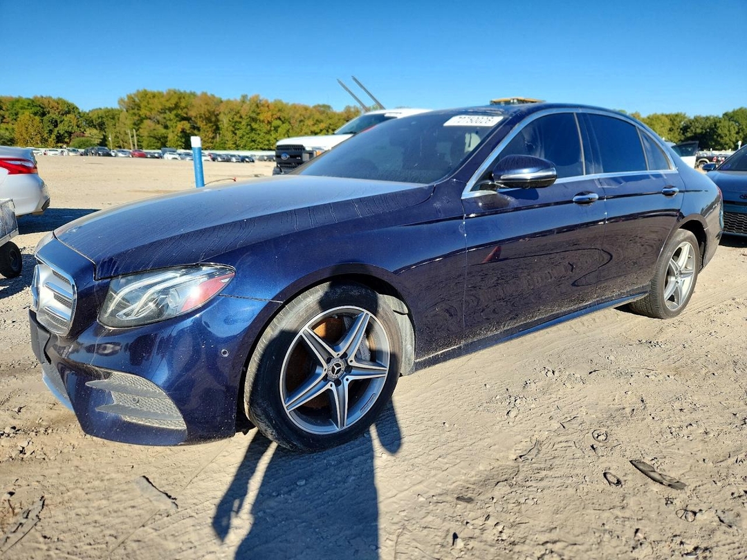 Vue de 2019 MERCEDES-BENZ E 300 4MATIC, angle 1