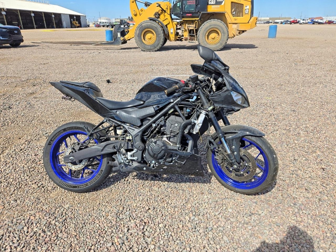 Вид 2023 YAMAHA YZF-R3, угол 1