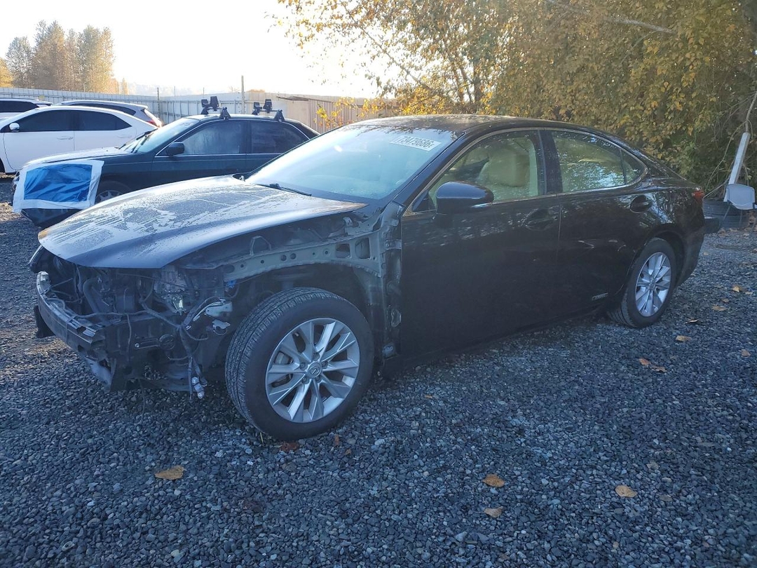 Вид 2015 LEXUS ES 300H, угол 1